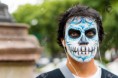 /album/fotogaleria/a86659034-hombre-con-maquillaje-de-catrina-en-colores-blanco-y-azul-escuchando-musica-de-la-ciudad-de-mexico-durante-jpg/